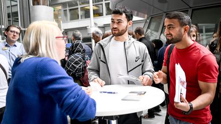 Auf Arbeitssuche bei der Jobmesse in Berlin: Gulan und Achmad aus Afghanistan 