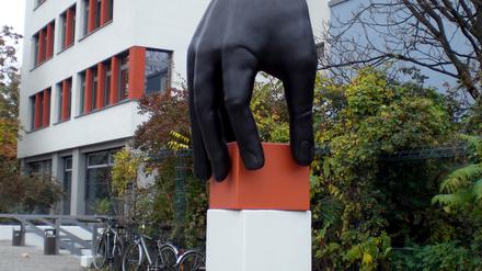 Hand mit Uhr Skulptur