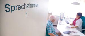 Besuch beim Hausarzt: 40 Prozent aller Krebsfälle in Deutschland ließen sich vermeiden, schätzen Wissenschaftler:innen. 