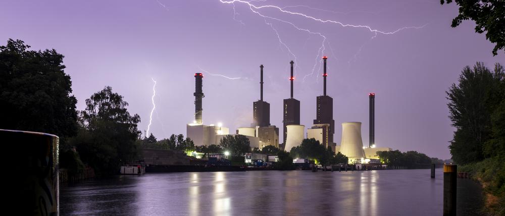 Ein Gewitter über dem mit Gas betriebenen Heizkraftwerk in Lichterfelde. 