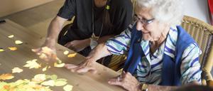 Gründerin Hester Le Riche spielt mit einer Seniorin ein interaktives Tovertafe-Spiel.