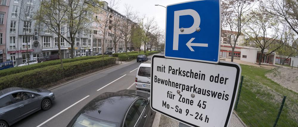 Hinweisschild zum kostenpflichtigen Parken oder Parken mit einem Anwohnerparkausweis an der Wichertstraße in Prenzlauer Berg.