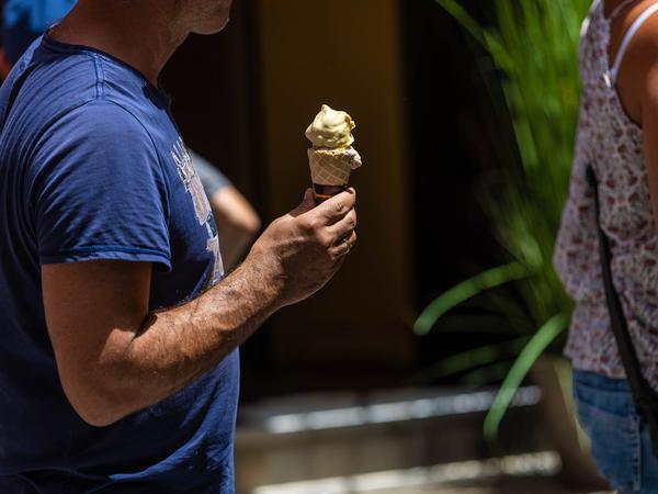 Ein Mann isst ein Eis. Am Ballermann wurden am Montag 36 Grad gemessen. Der vom nationalen Wetterdienst Aemet ausgerufene Hitze-Alarm galt am Montag in zwölf der insgesamt 17 sogenannten Autonomen Gemeinschaften des beliebten Urlaubslandes. 