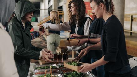 „Wir haben uns gefragt, wie wir die Leute nach dem Konsumfieber von Thanksgiving dazu bekommen, sich wieder der Gesellschaft zuzuwenden und etwas von sich zu geben“, sagt Giving-Tuesday-Gründer Henry Timms. Die Bewegung möchte alle dazu einladen, sich gesellschaftlich zu engagieren. 