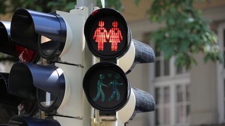 Zwei rote Frauen Hand in Hand nebeneinander stehend und zwei grüne Männer, die händchenhaltend loslaufen – das könnte auch bald in Friedrichshain-Kreuzberg zu sehen sein. 