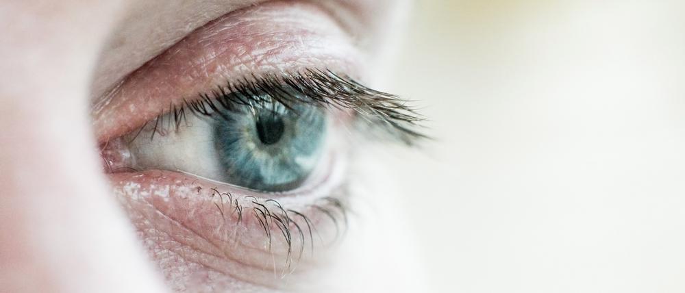 Ab einem Lebensalter von 40 Jahren lässt die Fähigkeit der Augenlinse nach, sich auf kurze Distanz scharfzustellen. 