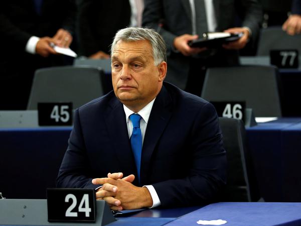 Kritiker der Klageentscheidung argumentieren, dass sich Orban als Opfer einer politischen Kampagne des Parlaments inszenieren kann. 