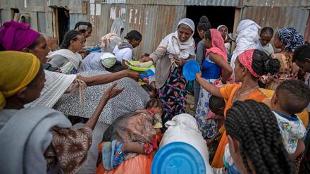 Vertriebene aus der Region Tigray in Äthiopien stehen in Mekele Schlange, um von Anwohnern gespendete Lebensmittel zu erhalten. 
