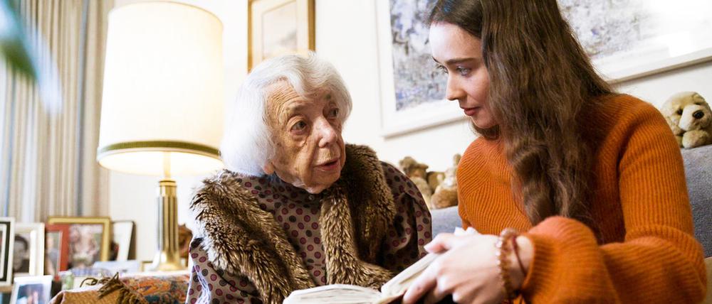 Begegnung mit dem eigenen Leben. Bei den Dreharbeiten kommt die  Holocaustüberlebenden Margot Friedländer mit der Hauptdarstellerin  Julia Anna Grob zusammen.