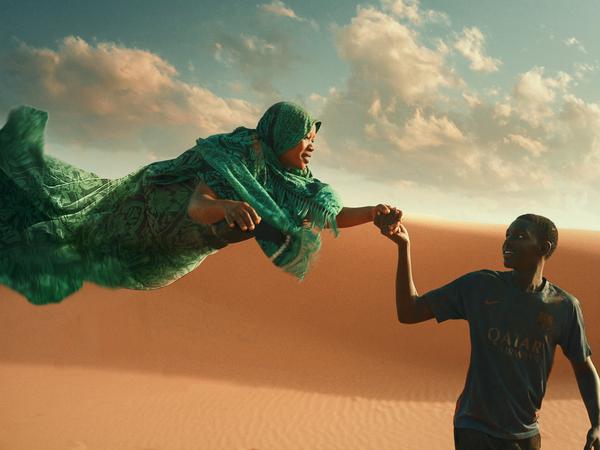 Anflug von Hoffnung. Seydou (Seydou Sarr) hat auf seinem Marsch durch die Wüste Visionen einer Mitreisenden. 