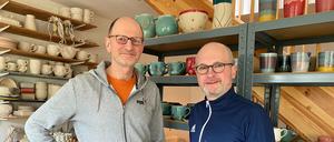 Michael Mickeleit, der Verkäufer, und Michael Sommer, der Keramiker, sind ein Duo und betreiben die Galerie „Sommerkeramik“ am Birnhornweg 43 gemeinsam.