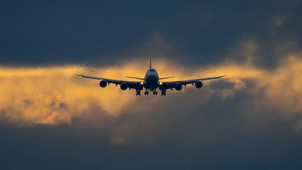 Eine Boeing 747 setzt im letzten Tageslicht auf dem Flughafen Frankfurt zur Landung an. 