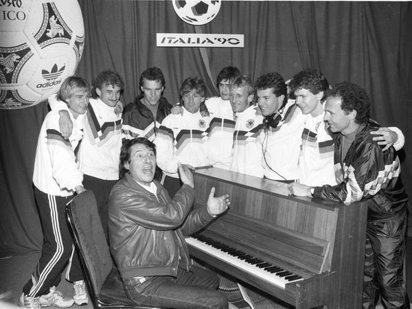 Die Deutsche Fußballnationalmannschaft nimmt 1990 vor der WM in Italien mit Udo Jürgens eine Platte auf.