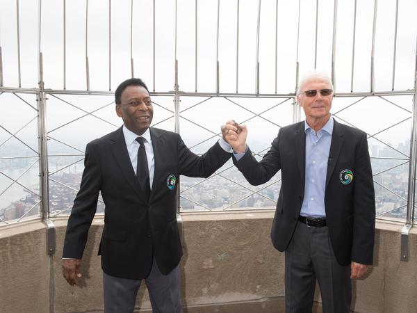 2015 treffen sich Pele und Franz Beckenbauer auf der Aussichtsplattform des Empire State Buildings in New York City.