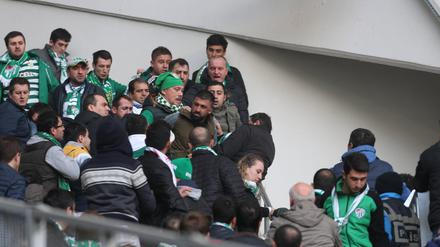 Ein Fan von Amedspor wird von Bursaspor-Fans bedrängt.