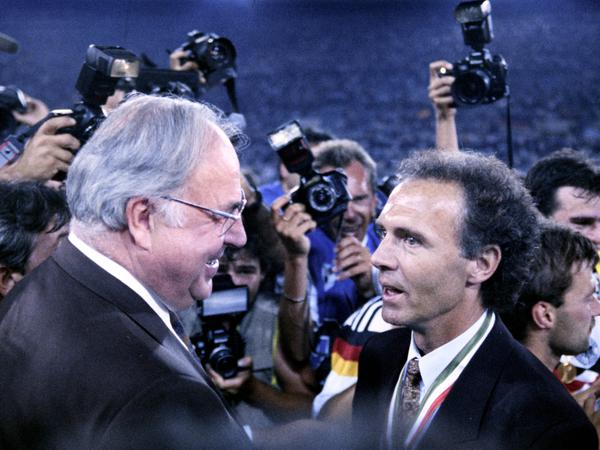 Der damalige Bundeskanzler Helmut Kohl gratuliert Franz Beckenbauer auf dem Spielfeld in Rom zur Weltmeisterschaft.