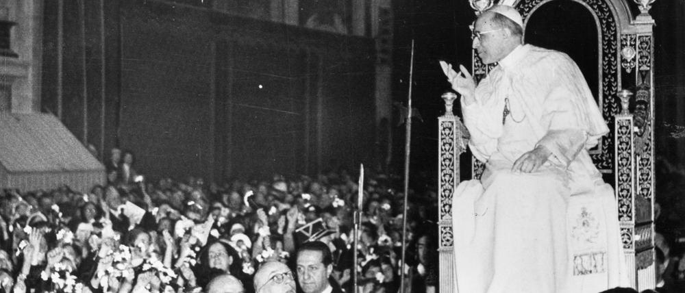 PAPST PIUS XII. am 4. Mai 1954 in Rom, Italien;  im Petersdom
