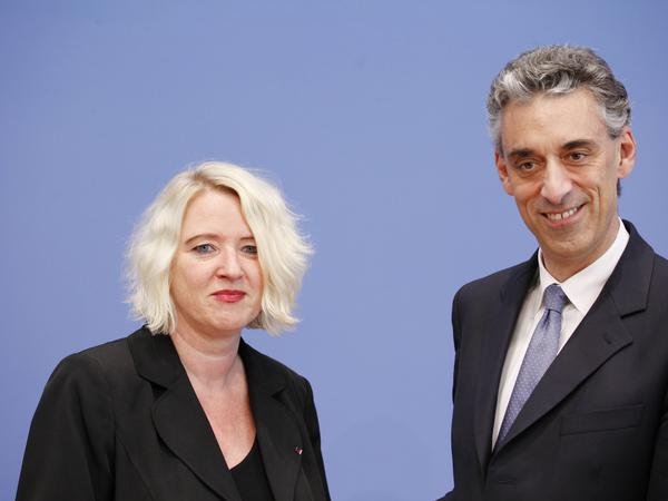 Verdi-Vizechefin Andrea Koczis und der Post-Vorstansvorsitzende Frank Appel. 