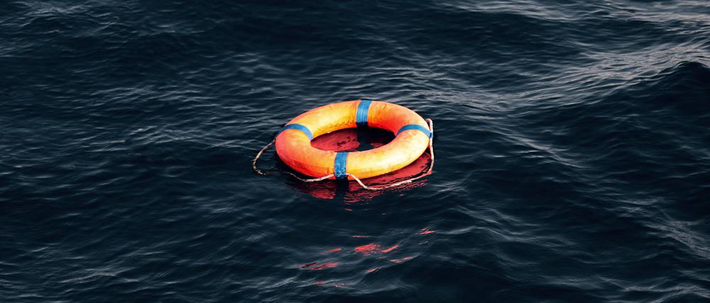 Symbolfoto: Ein Rettungsring treibt während einer Rettungsübung der freiwilligen Flüchtlingshelfer einsam auf hoher See.