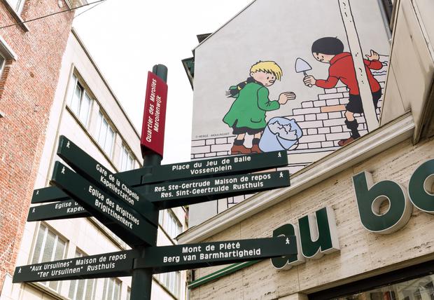 Dieses Wandgemälde zeigt Hergés Figuren Quick et Flupke, auf Deutsch bekannt als Stups und Steppke.