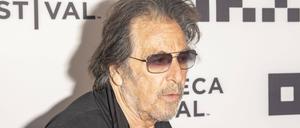 Al Pacino besucht eine Premiere während des Tribeca Festivals 2022 im United Palace Theater in New York City.