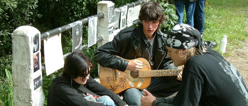 Rockmusik in Russland heute: Junge Fans am Grab der russischen Achtziger-Ikone Wiktor Zoi.