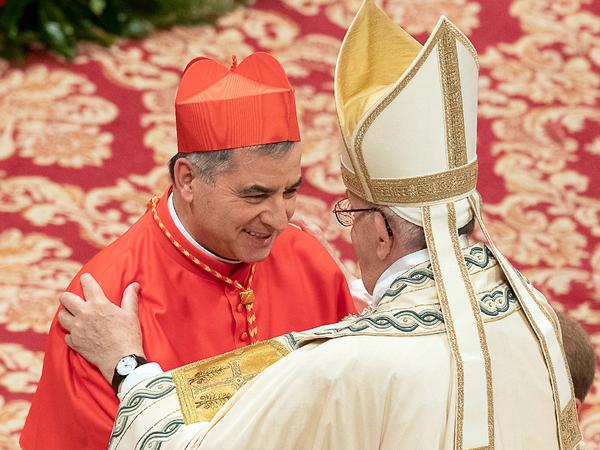 Am 28. Juni 2018 ernannte Papst Franziskus Becciu während eines Konsistoriums im Petersdom zum Kardinal.