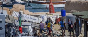 Diese Flüchtenden haben das Mittelmeer schon überquert und kommen im Hafen von Lampedusa an. 