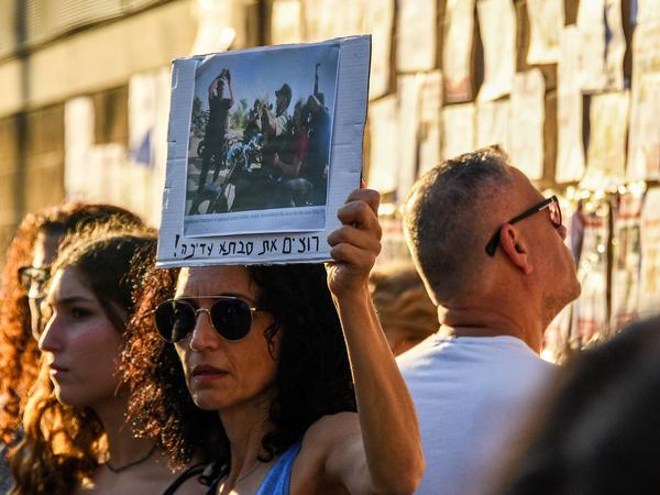 Bei einer Demonstration in Tel Aviv (Israel) wurde die Rückkehr und Befreiung von Geiseln aus dem Gazastreifen gefordert.