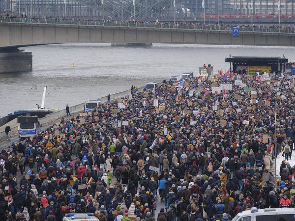 In Köln kamen am Sonntag rund 70.000 Menschen zu einer Demonstration gegen Rechtsextremismus und die AfD zusammen.