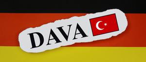 Auf einer Deutschlandfahne liegt der Schriftzug DAVA mit einer türkischen Flagge. 