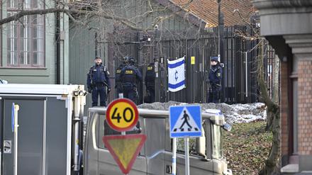 Polizeibeamte sichern das Gelände der israelischen Botschaft in Stockholm. Dort ist am Mittwoch ein „gefährlicher Gegenstand“ gefunden worden.