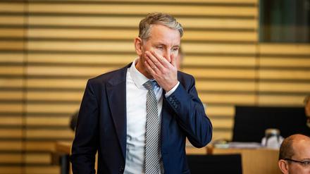 Björn Höcke, AfD, hält sich bei einer Sitzung im Thüringischen Landtag am 1. Februar 2024 die Hand vor den Mund.