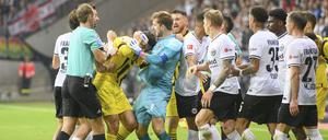 Die Verantwortlichen von Eintracht Frankfurt polterten gegen das Schiedsrichter-Team und den Videobeweis. 