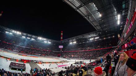 Frieren beim Eishockey. Eine neue Erfahrung für viele Kölner Fans.