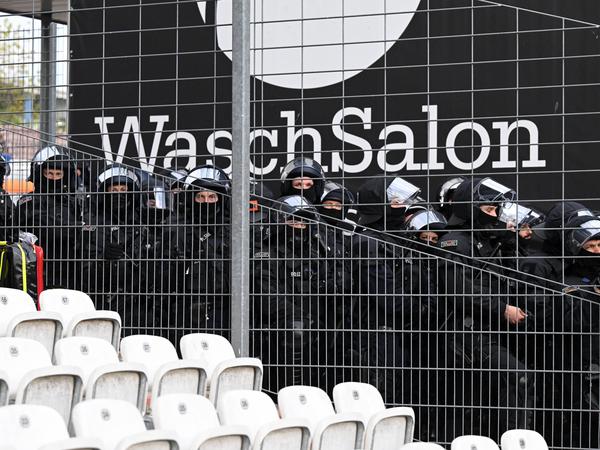 Hochrisikospiel: Behelmte Polizei im Stadion der Freundschaft vergangene Woche. 