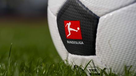 Der offizielle Spielball der DFL für die 1. Bundesliga liegt auf einem Rasen.