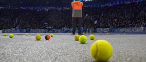 Fans von Hertha protestierten gegen den potenziellen Investor der DFL mit Tennisbällen.