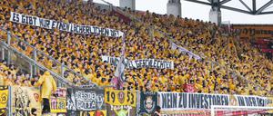 Auf einem Banner der Dresden-Fans war am Sonntag zu lesen: „Es gibt nur einen lächerlichen DFB...und zwei Geschlechter.“