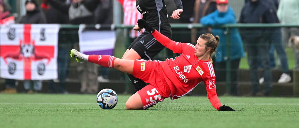 Katja Orschmann (in Rot) legt sich für Union richtig ins Zeug, wie hier gegen den Hamburger SV. 