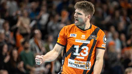 Ruben Schott, Kapitän der Volleys, jubelt und spornt seine Mannschaft an. 