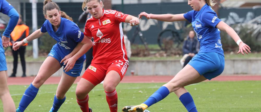 Dina Orschmann (Mi.) erzielte das 2:0 für Union Berlin.