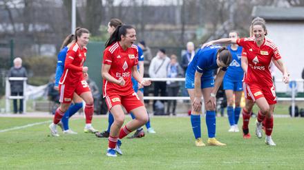 Die Fußballerinnen des 1. FC Union und Hertha BSC traten vor 1500 Zuschauenden im Pokal-Viertelfinale an.