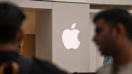 Am 20. April 2023 ist vor dem neuen Apple Inc.-Store in Neu-Delhi, Indien, ein Logo von Apple Inc. zu sehen. 