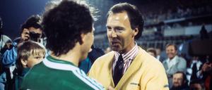 Der damalige Teamchef Franz Beckenbauer und Bernard Dietz während dessen Abschiedsspiels 1988.