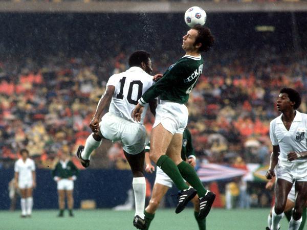 Franz Beckenbauer (damals bei Cosmos New York) im Kopfballduell mit Pelé (FC Santos) bei Pelés Abschiedsspiel im Jahr 1977