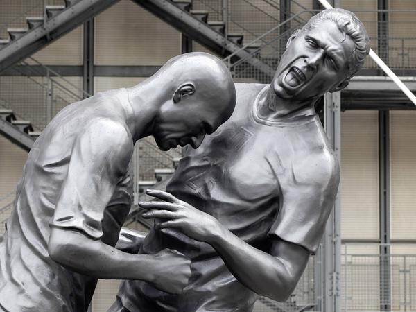 In Paris erinnerte vorübergehend eine Skulptur des Künstlers Adel Abdessemed vor dem Centre Pompidou an den berühmten Kopfstoß.