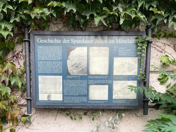 Die Gedenktafel in Spandau nennt noch immer „Kinkelstraße“ statt Jüdenstraße im 1. Satz.
