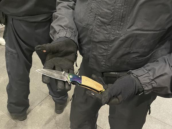 Einer der Jugendlichen an der Warschauer Straße hat ein Einhandmesser dabei. 