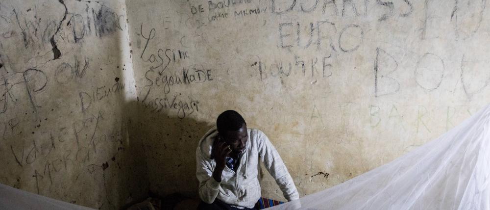 Ein Mann aus Mali wartet in einem Schleuserhaus in Agadez im Norden des Niger auf die Weiterreise.
